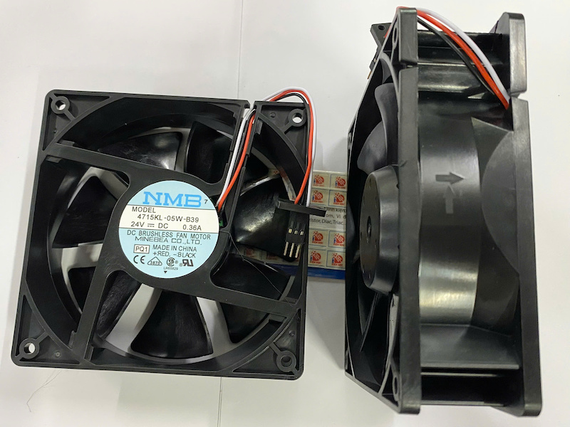 <strong>Quạt tản nhiệt NMB 4715KL-05W-B39</strong> <strong style="font-size: 23.04px;">24V 0.36A 120x120x38mm 3 dây (giắc đen)</strong></h2> <strong><a href="https://banlinhkiendientu.vn/" target="_blank" rel="noopener">Banlinhkiendientu.vn</a></strong> là đơn vị chuyên cung cấp <b>Quạt tản nhiệt công nghiệp</b> với tất cả các thương hiệu uy tín trên thị trường như <strong><span style="color: #ff0000;">NMB, Delta, Sanyo Denki, Mitsubishi,</span></strong>... Chúng tôi cam kết đem lại cho Quý khách hàng sản phẩm tốt nhất với giá cả hợp lý và dịch vụ đổi trả uy tín tận tình. <img class="aligncenter size-full wp-image-183746" src="https://banlinhkiendientu.vn/wp-content/uploads/2021/06/4715KL-05W-B39-Zắc-Den-.jpg" alt="" width="800" height="600" /> <h2>Thông số kỹ thuật quạt 4715KL-05W-B39</h2> <ul> <li class="tw-data-text tw-text-large tw-ta" dir="ltr" data-placeholder="Bản dịch" aria-label="Bản dịch" data-ved="2ahUKEwiOsInf85CFAxW6jK8BHcvFA6IQ3ewLegQIBRAU"><span class="Y2IQFc" lang="vi">Mã sản phẩm: <strong><a href="https://banlinhkiendientu.vn/quat-nmb-4715kl-05w-b39/">4715KL-05W-B39</a></strong></span></li> <li class="tw-data-text tw-text-large tw-ta" dir="ltr" data-placeholder="Bản dịch" aria-label="Bản dịch" data-ved="2ahUKEwiOsInf85CFAxW6jK8BHcvFA6IQ3ewLegQIBRAU"><span class="Y2IQFc" lang="vi">Hãng sản xuất: <span style="color: #3366ff;"><strong>NMB </strong></span></span></li> <li class="tw-data-text tw-text-large tw-ta" dir="ltr" data-placeholder="Bản dịch" aria-label="Bản dịch" data-ved="2ahUKEwiOsInf85CFAxW6jK8BHcvFA6IQ3ewLegQIBRAU"><span class="Y2IQFc" lang="vi">Điện áp: 24VDC </span></li> <li class="tw-data-text tw-text-large tw-ta" dir="ltr" data-placeholder="Bản dịch" aria-label="Bản dịch" data-ved="2ahUKEwiOsInf85CFAxW6jK8BHcvFA6IQ3ewLegQIBRAU"><span class="Y2IQFc" lang="vi">Dòng điện: 0,4A </span></li> <li class="tw-data-text tw-text-large tw-ta" dir="ltr" data-placeholder="Bản dịch" aria-label="Bản dịch" data-ved="2ahUKEwiOsInf85CFAxW6jK8BHcvFA6IQ3ewLegQIBRAU"><span class="Y2IQFc" lang="vi">Công suất: 9,6W </span></li> <li class="tw-data-text tw-text-large tw-ta" dir="ltr" data-placeholder="Bản dịch" aria-label="Bản dịch" data-ved="2ahUKEwiOsInf85CFAxW6jK8BHcvFA6IQ3ewLegQIBRAU"><span class="Y2IQFc" lang="vi">Luồng khí: 108CFM </span></li> <li class="tw-data-text tw-text-large tw-ta" dir="ltr" data-placeholder="Bản dịch" aria-label="Bản dịch" data-ved="2ahUKEwiOsInf85CFAxW6jK8BHcvFA6IQ3ewLegQIBRAU"><span class="Y2IQFc" lang="vi">Tiếng ồn: 42,5 dBA </span></li> <li class="tw-data-text tw-text-large tw-ta" dir="ltr" data-placeholder="Bản dịch" aria-label="Bản dịch" data-ved="2ahUKEwiOsInf85CFAxW6jK8BHcvFA6IQ3ewLegQIBRAU"><span class="Y2IQFc" lang="vi">Luồng khí: 108CFM </span></li> <li class="tw-data-text tw-text-large tw-ta" dir="ltr" data-placeholder="Bản dịch" aria-label="Bản dịch" data-ved="2ahUKEwiOsInf85CFAxW6jK8BHcvFA6IQ3ewLegQIBRAU"><span class="Y2IQFc" lang="vi">Tốc độ: 2950 vòng/phút </span></li> <li class="tw-data-text tw-text-large tw-ta" dir="ltr" data-placeholder="Bản dịch" aria-label="Bản dịch" data-ved="2ahUKEwiOsInf85CFAxW6jK8BHcvFA6IQ3ewLegQIBRAU"><span class="Y2IQFc" lang="vi">Chất liệu vỏ: Nhựa </span></li> <li class="tw-data-text tw-text-large tw-ta" dir="ltr" data-placeholder="Bản dịch" aria-label="Bản dịch" data-ved="2ahUKEwiOsInf85CFAxW6jK8BHcvFA6IQ3ewLegQIBRAU"><span class="Y2IQFc" lang="vi">Dây kết nối: 3 dây dẫn </span></li> <li id="tw-target-text" class="tw-data-text tw-text-large tw-ta" dir="ltr" data-placeholder="Bản dịch" aria-label="Bản dịch" data-ved="2ahUKEwiOsInf85CFAxW6jK8BHcvFA6IQ3ewLegQIBRAU"><span class="Y2IQFc" lang="vi">Đơn vị trọng lượng: 260g</span></li> </ul><div class=