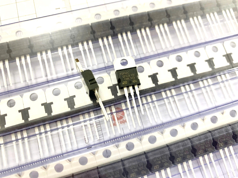 Alternative view of TIP42C Transistor PNP 6A 100V TO-220 nhập khẩu