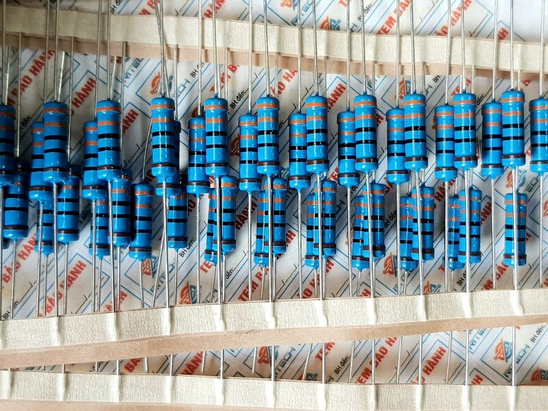 Điện trở vạch 2W 330R 5% – 5 vòng màu