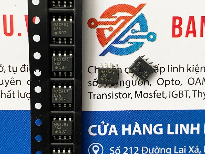 MAX682ESA