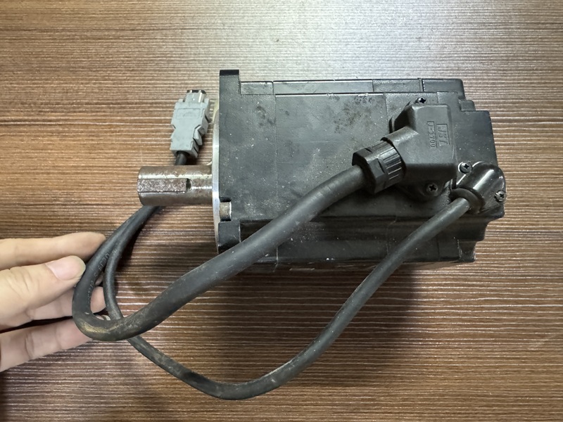Alternative view of Motor Servo Yaskawa Sigma 7 SGM7J-08AFC6S công suất 750w