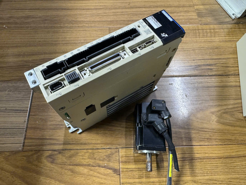 Alternative view of Bộ điều khiển Servo Yaskawa SGD7S-R90A00A002 + Motor SGM7J-01AFD21
