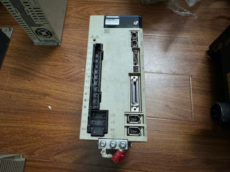 Bộ điều khiển servo Yaskawa SGD7W-1R6A02