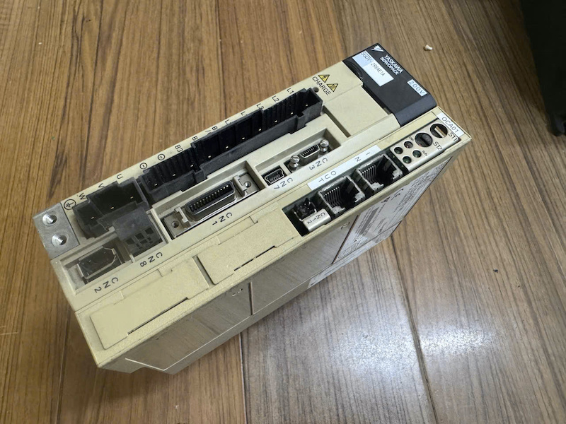 Alternative view of Bộ điều khiển Servo Yaskawa SGDV-2R8AE1A 0.4kW 220V