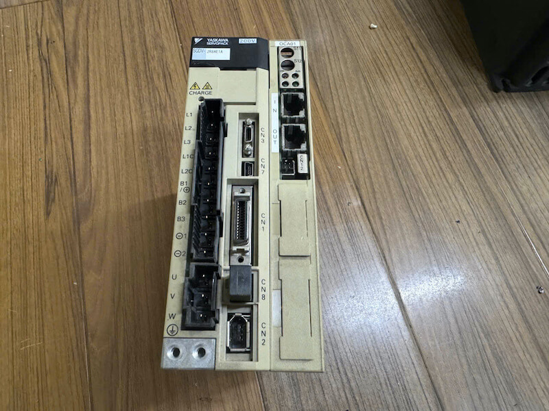 Bộ điều khiển Servo Yaskawa SGDV-2R8AE1A 0.4kW 220V