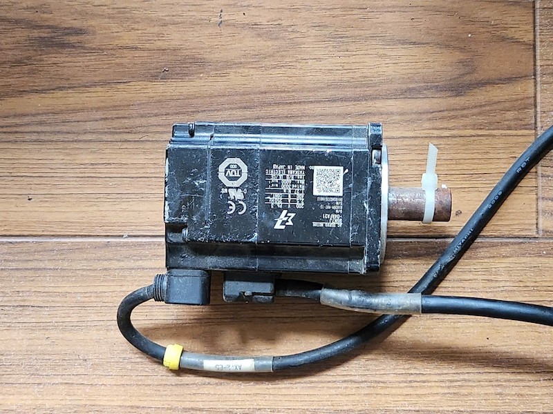 Motor servo AC Yaskawa SGM7J‑04AFA21