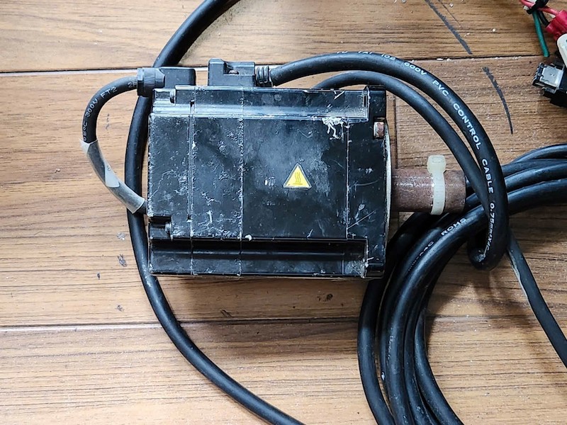 Motor servo AC Yaskawa SGM7J‑08AFAH161