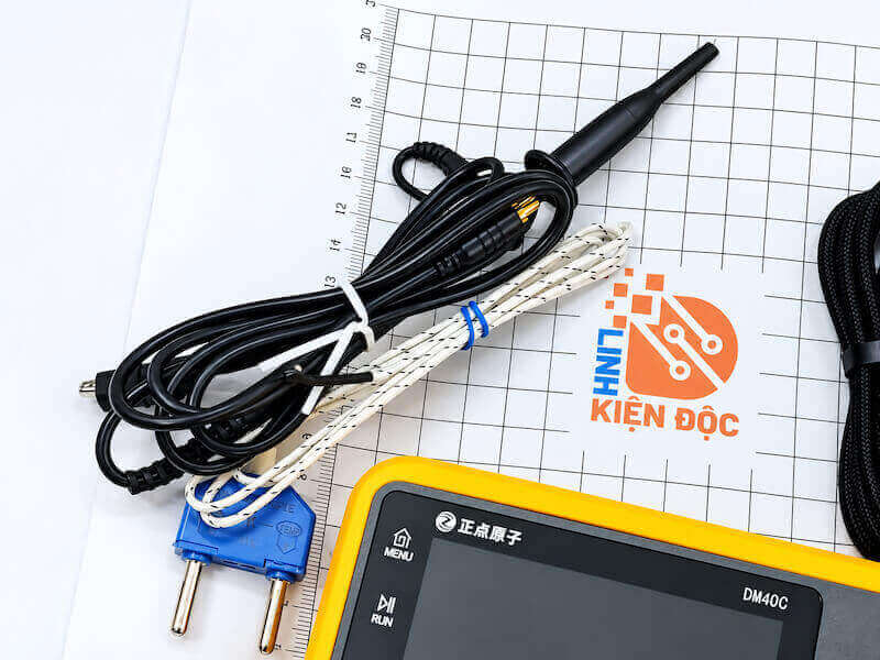 Alternative view of Đồng hồ vạn năng kỹ thuật số Zhengdian Atomic DM40C ( phiên bản nâng cao) tích hợp nửa kênh dao động, phát tín hiệu, thiết bị đo cầm tay ba trong một.