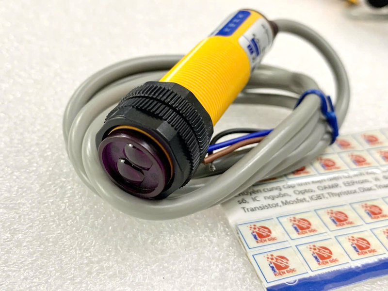 Alternative view of Cảm biến hồng ngoại E3F-DS30C2 NPN thường đóng 6-36VDC 3 dây